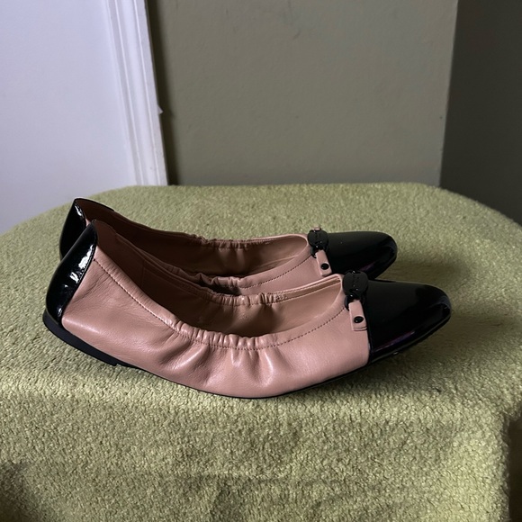 New Michael Kors Tan/Black Leather Cap Toe Logo Ballet Flats - Picture 6 of 13